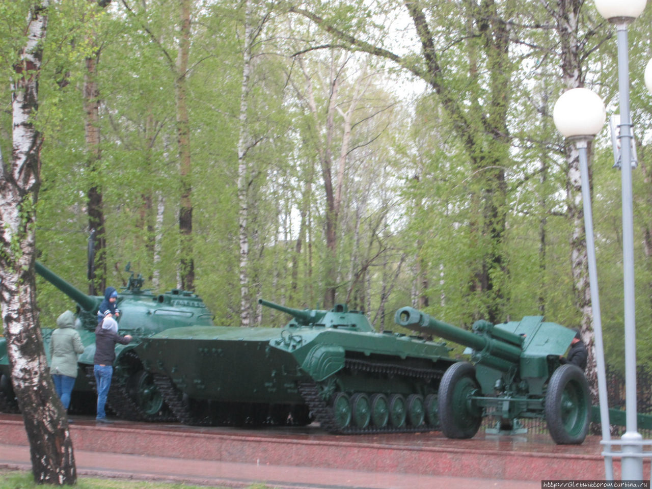 Выставка старых автомобилей на День Победы Тюмень, Россия