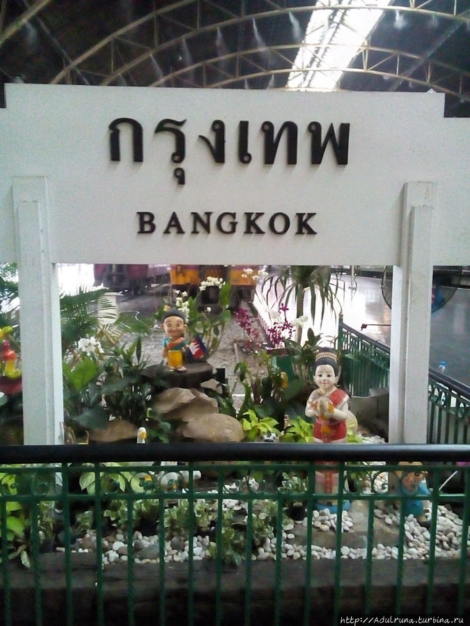 Вот такие композиции встречают туристов... Бангкок, Таиланд