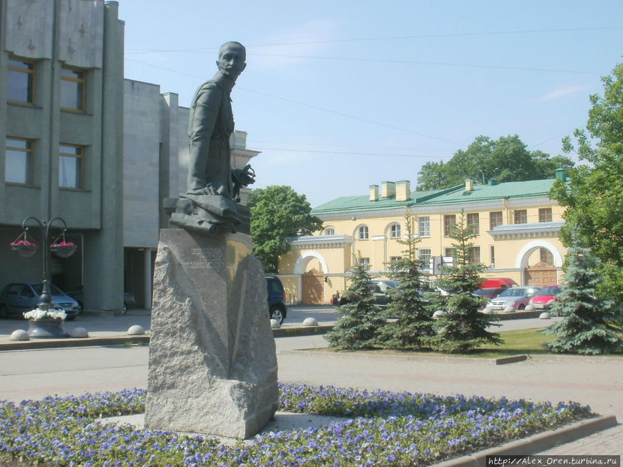 Памятник Брусилову. Шпалерная угол Таврической. Санкт-Петербург, Россия