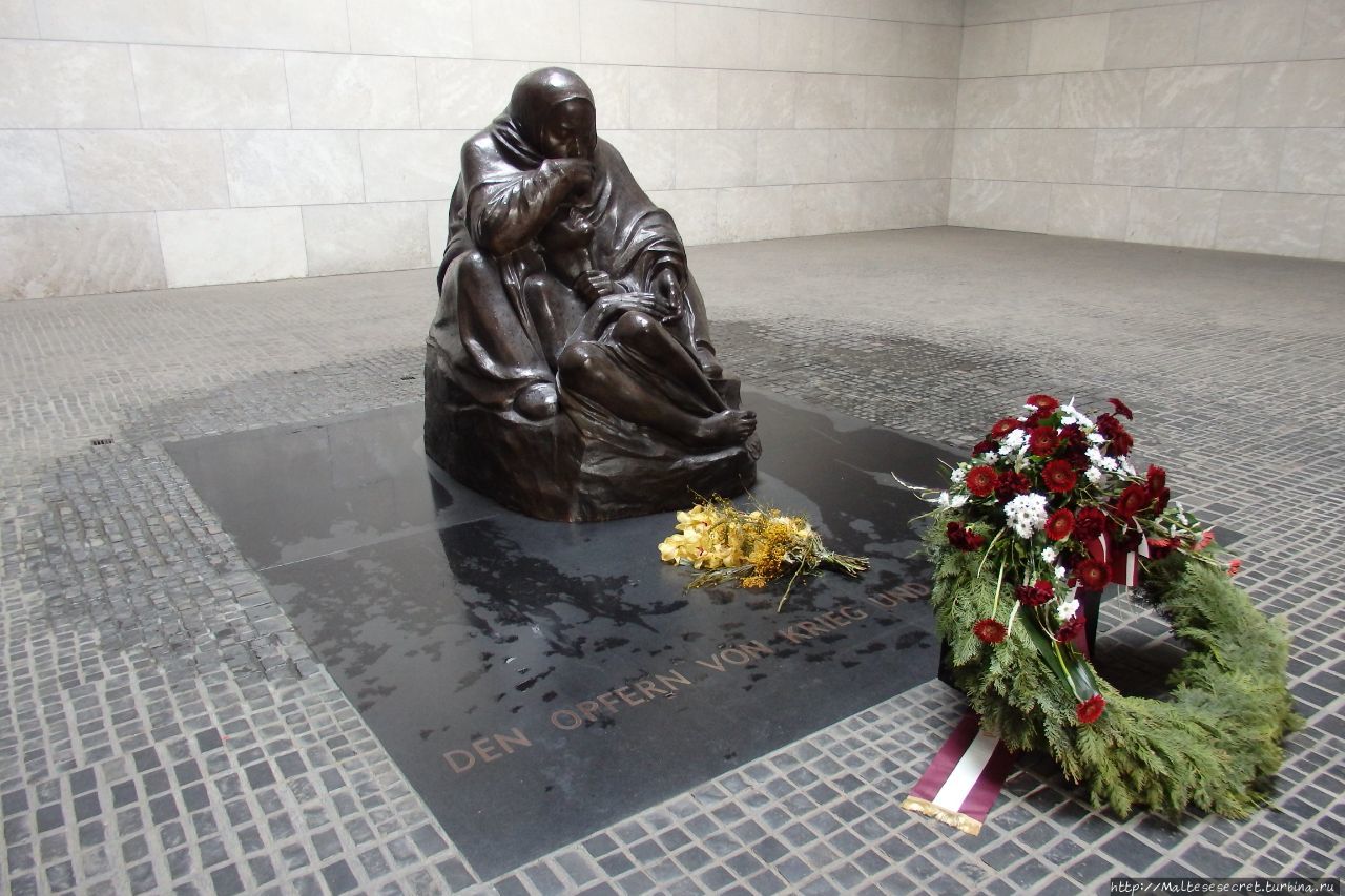 Памятник скорбящей матери в Пантеоне Берлин, Германия