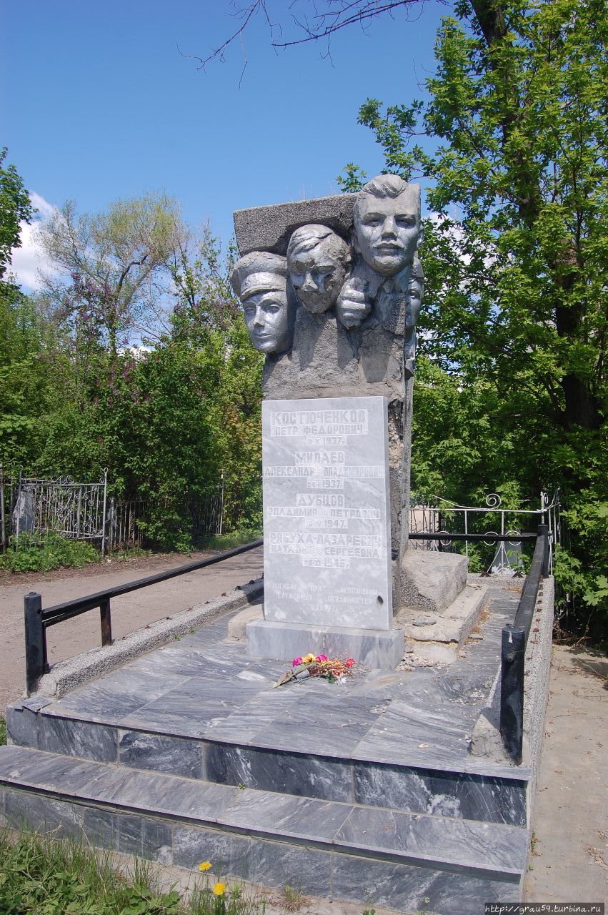 Надгробный памятник погибшим летчикам Ан-24Б / Gravestone monument to fallen pilots of  the An-24