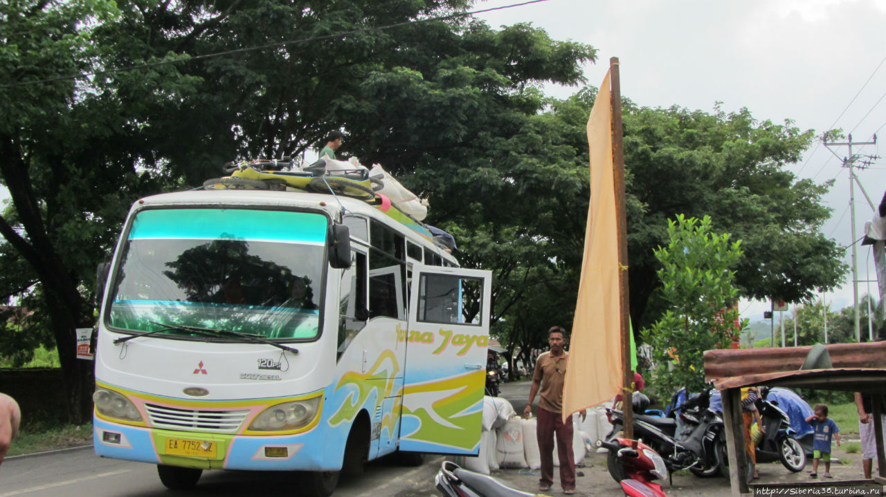 Погрузка в автобус. Индонезия