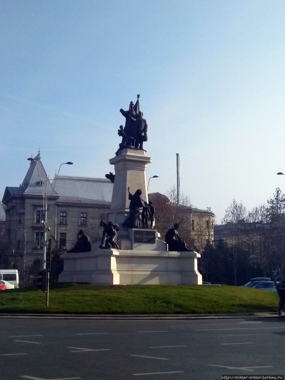 Памятник Иону Братиану на Университетском кольце (нулевой километр дорог Румынии) Бухарест, Румыния