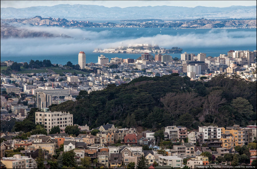 На заднем плане, сквозь облака можно разглядеть остров Алькатрас, где находилась знаменитая тюрьма в которой отбывал срок Аль Капоне Сан-Франциско, CША