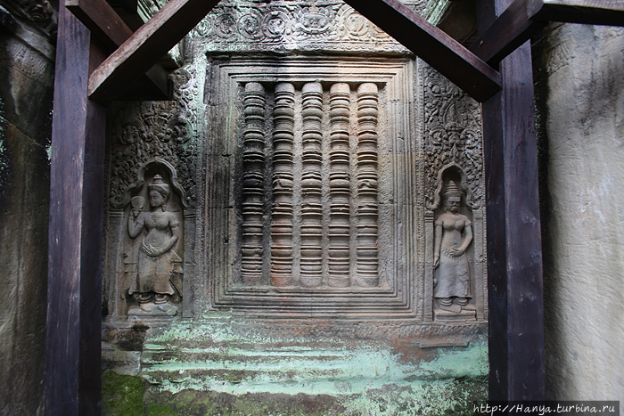Рельефы внутренних стен центрального святилища в храмовом комплексе Пре-Кхан