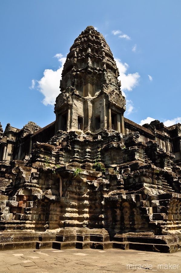 Подобные храмы в виде башен называются «прангами». Сохранность деталей почти идеальная, и это спустя столько времени. Ангкор (столица государства кхмеров), Камбоджа