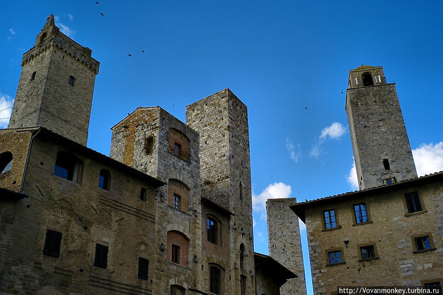 Слева-направо: Torre Grossa, левая башня Ardinghelli, правая башня Ardinghelli, вдали одна из близнецов Salvucci и Torre Rognosa Сан-Джиминьяно, Италия