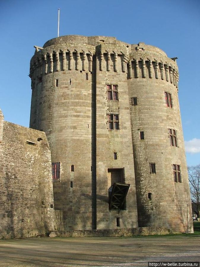 Башня крепостной стены с западной стороны, противоположной от реки. Динан, Франция