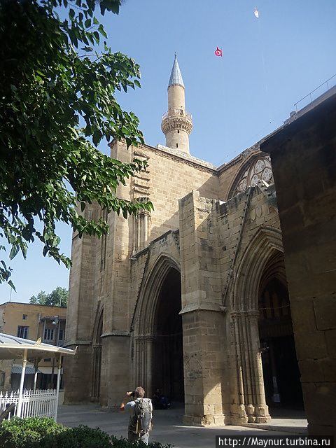 Вход в мечеть Селимие. Никосия (турецкий сектор), Турецкая Республика Северного Кипра