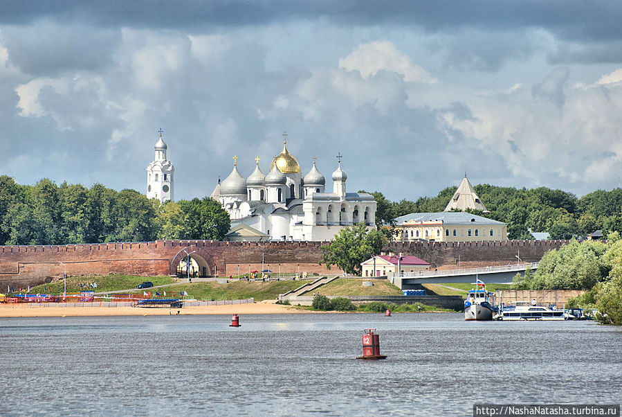 Кремль и Софийский собор с реки Волхов. Великий Новгород, Россия