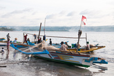 Найти рынок морепродуктов совсем не сложно, нужно просто пройти почти в самый конец пляжа Джимбаран в сторону аэропорта Денпасар.

Здесь будет просто невозможно пройти мимо огромного количества рыбацких лодок, с рыбаками, вытряхивающими свои уловы из сетей. Да и по запаху, тоже сразу станет понятно, что Вы на месте.