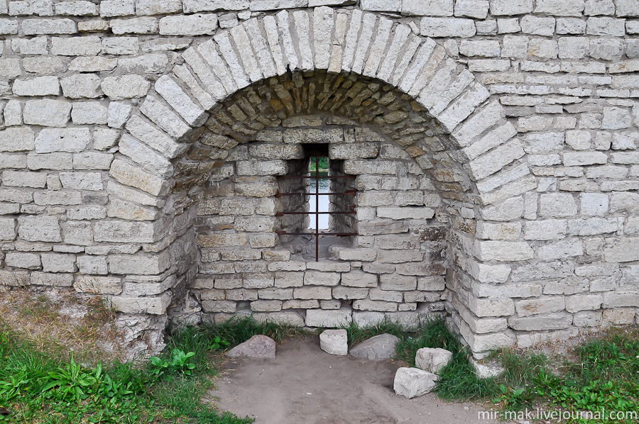 Также в стенах были предусмотрены специальные конусные окна для лучников.