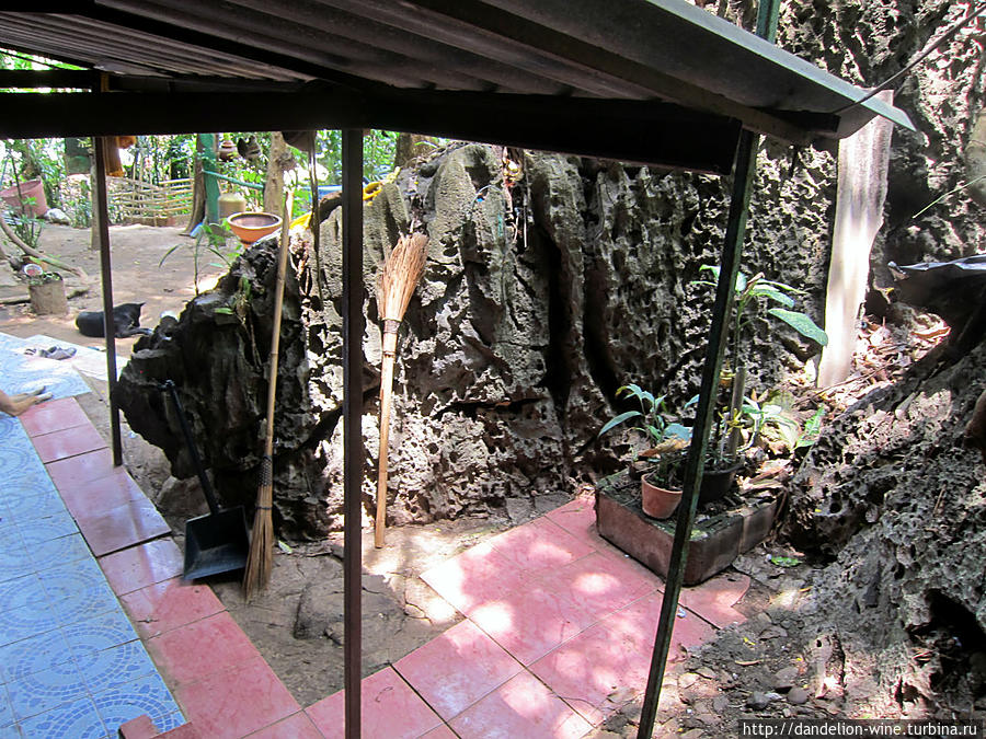 Монашеская келья под камнем. По дороге к Рыбьей пещере Мае-Хонг-Сон, Таиланд