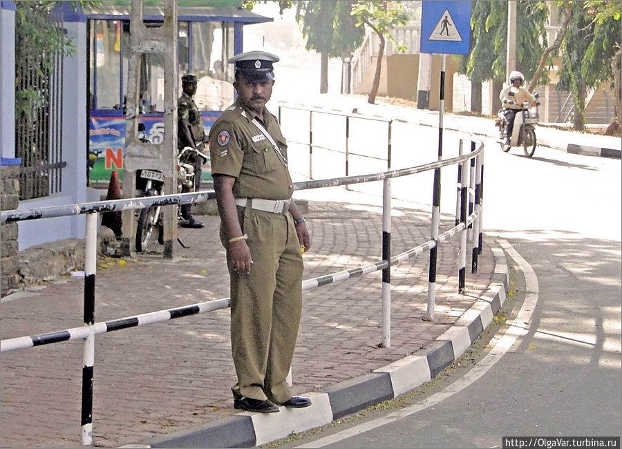 Полицейский пункт. Тишина отдельных улочек поражала... Анурадхапура, Шри-Ланка