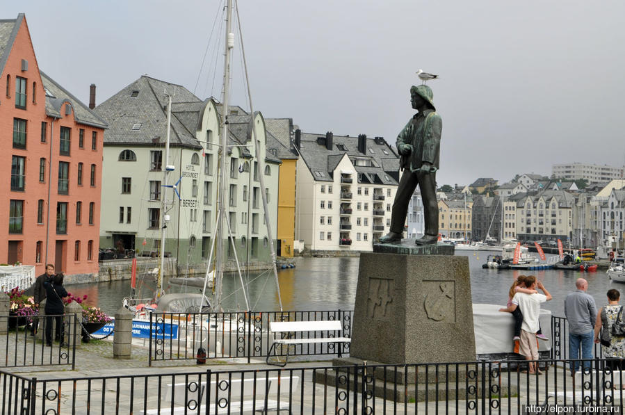 ***Памятник рыболову Олесунн, Норвегия