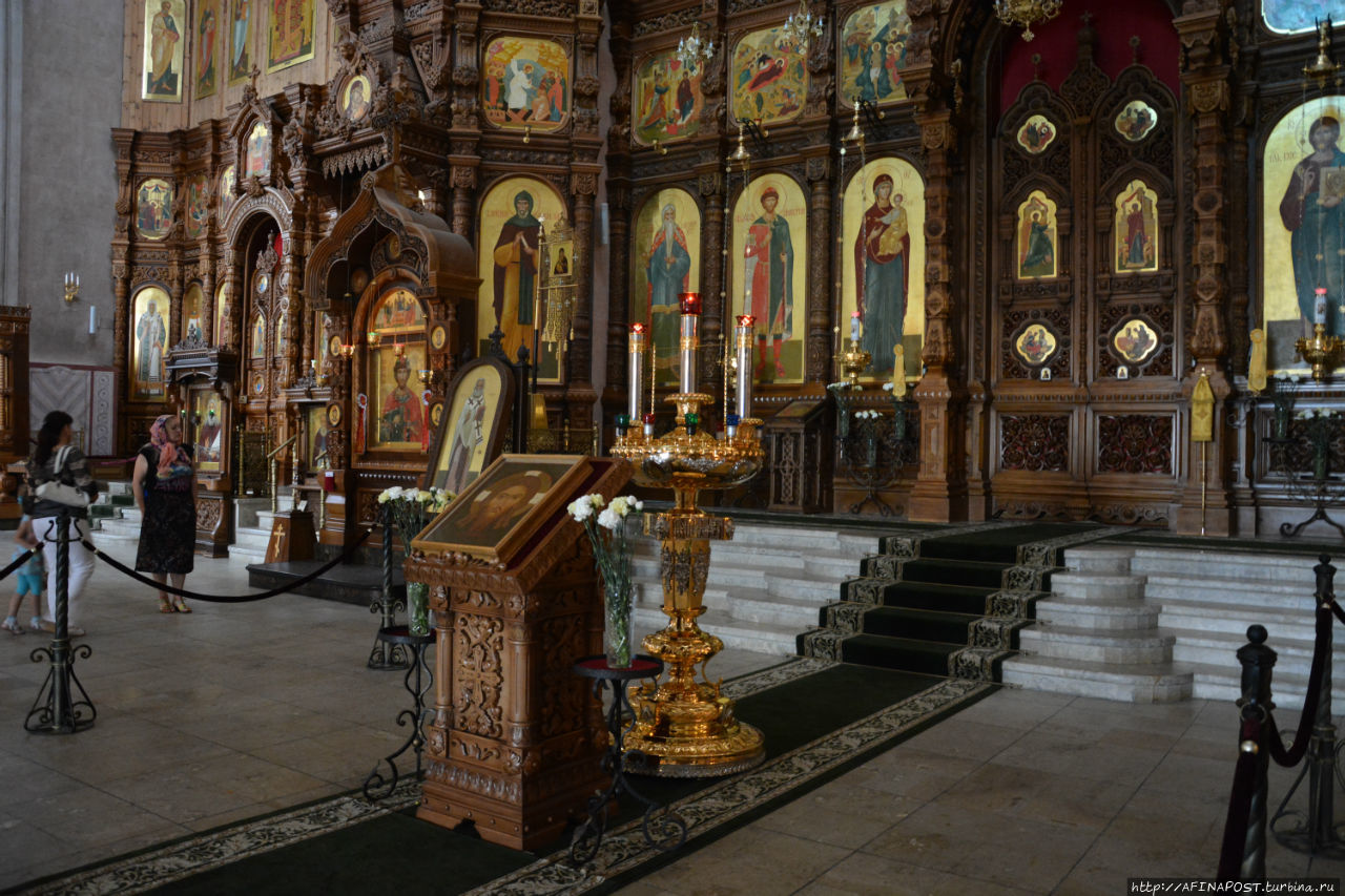 Кафедральный собор Александра Невского и колокол 