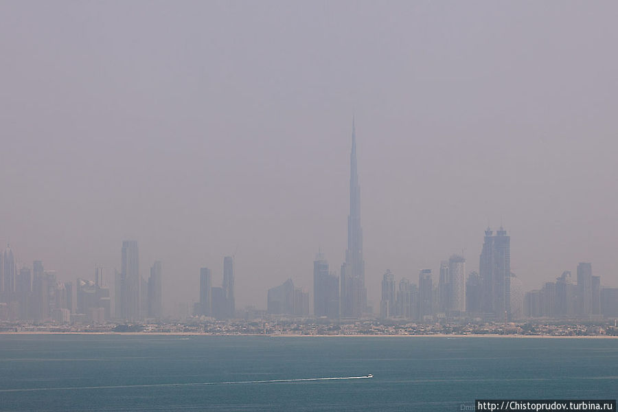 В хорошую погоду можно разглядеть небоскреб Бурдж-Халифа Дубай, ОАЭ