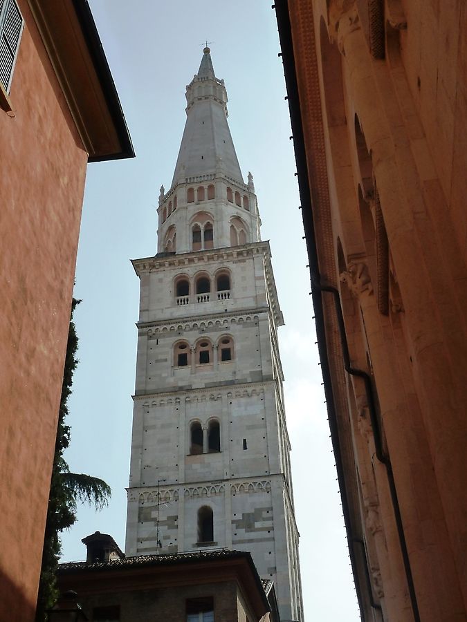 Башня Торре Сивика-Джирландина Модена, Италия