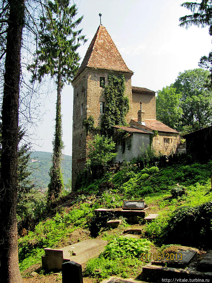 Башня Канатчиков была сооружена в 13 веке, она была предназначена для обороны северо-западной части города. В настоящее время в башне проживает смотритель Саксонского кладбища.