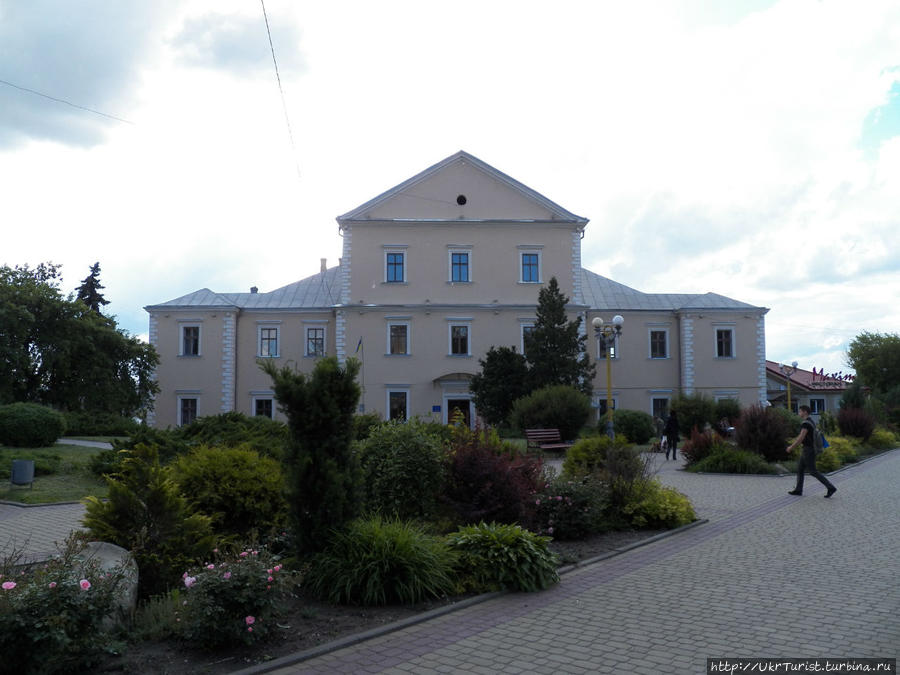 Тернопольский замок заложен в 1540 г. великим коронным гетманом Я. Тарновским на месте древнерусского поселения Сопильче (Топильче) для обороны польских границ от татар. В XVII в. великий коронный канцлер Т. Замойский значительно расширил укрепления, однако в последующие года они неоднократно разрушались. В частности, замок был почти полностью разобран турками после захвата города в 1672 г. В начале XIX в. граф Ф. Коритовский построил на его месте дворец, для чего были снесены оставшиеся укрепления, башни и ворота, а здание окружено обычной оградой. Отдельные замковые элементы сохранились. Во время I Мировой войны дворец был сожжен и долго лежал в руинах. Отреставрирован в 1951 г., в нем разместили выставочные залы и учебно-спортивный центр. С улицы здание выглядит неказисто, однако со стороны озера хорошо виден его фортификационный характер. Тернополь, Украина