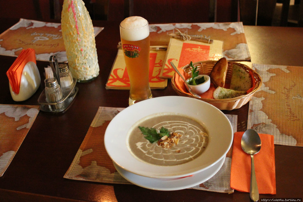 Грибной суп-пюре из шампиньонов и чеснока с жареным миндалём. Рига, Латвия