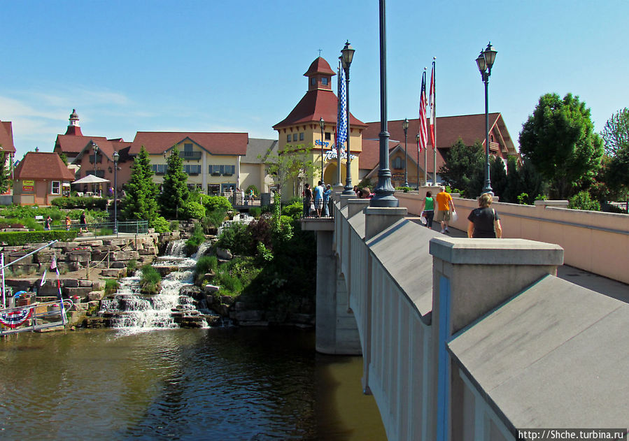 мост через реку, за мостом Riverplats Франкенмут, CША