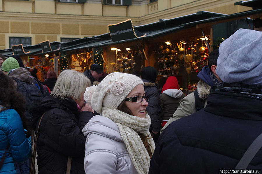 В Шеннбрунне на базарчике с самого утра множество народу