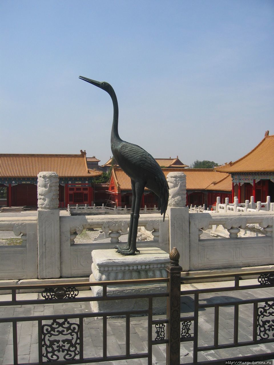 Пекин. Гугун. Бронзовая фигурка журавля – символ успешного карьерного роста Пекин, Китай