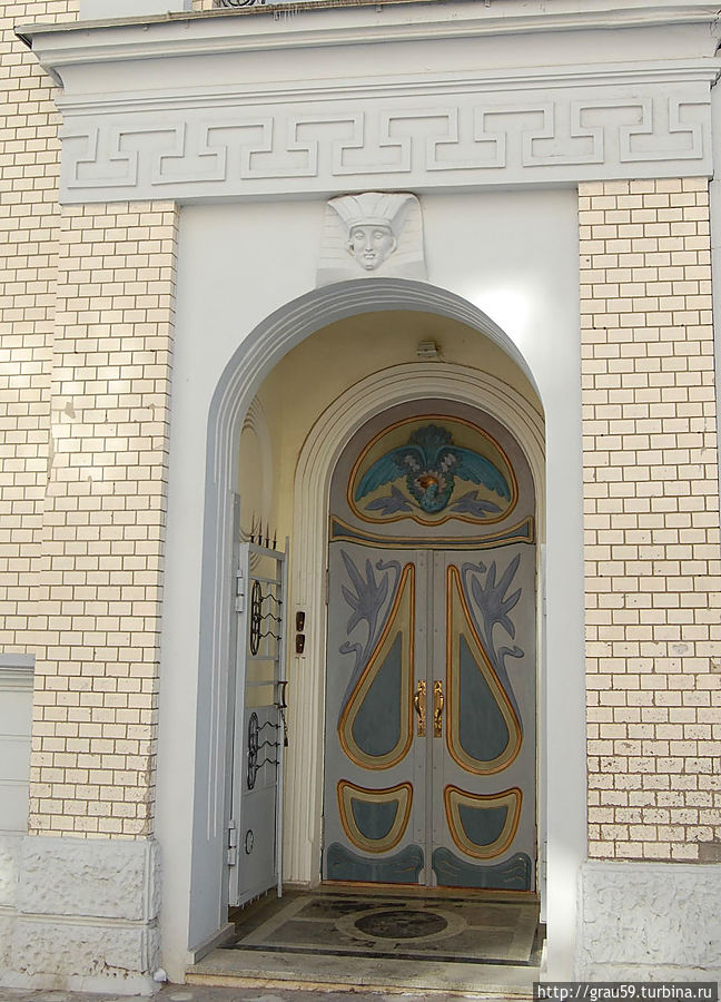 Особняк Скворцова (ул. Е.Ф. Григорьева 49).Дверь с загадочным лицом сверху