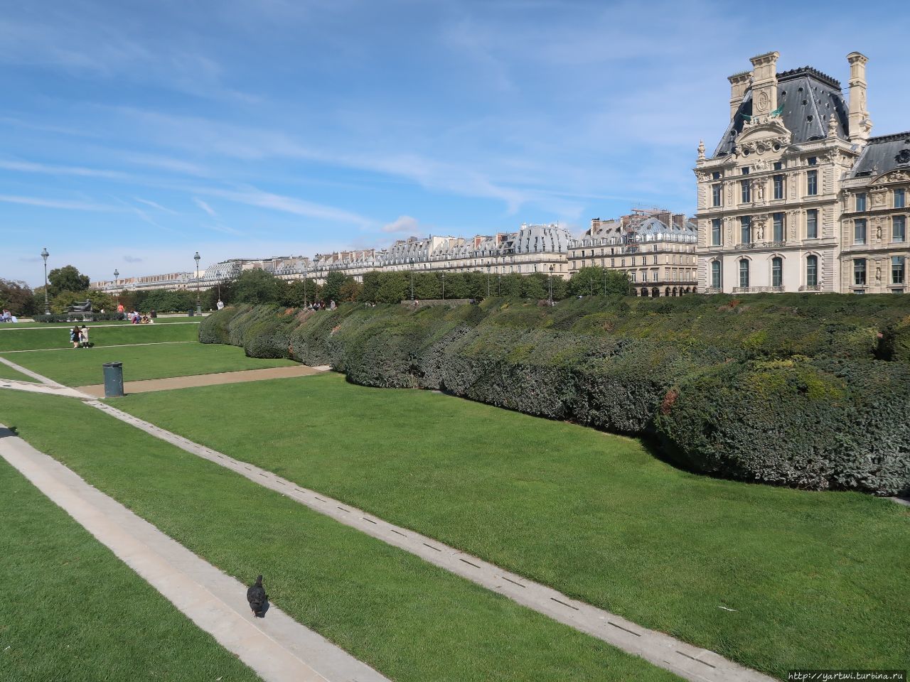 направляемся в сад  Тюильри в направлении площади Согласия.Тюильри  — самый значительный и самый старый сад «а-ля франсез». Париж, Франция