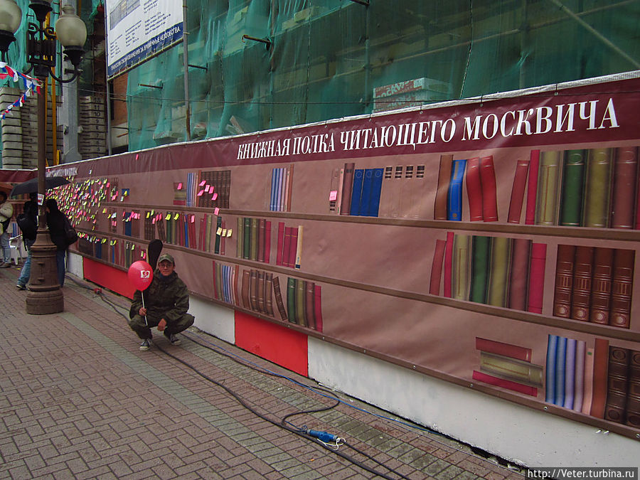 Мы попали на книжную полку читающего москвича. Представлю, насколько скудна была бы подобная полка в Омске.