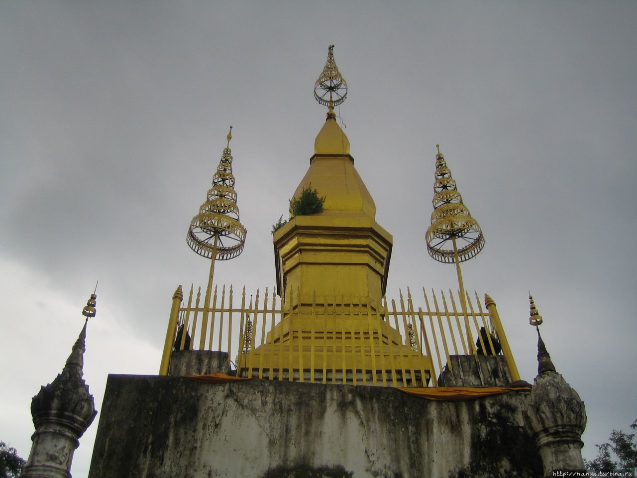 Зонтик Золотой пагоды на горе Фуси Луанг-Прабанг, Лаос