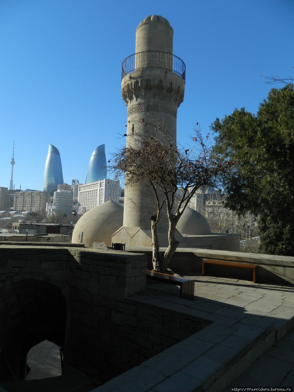 минарет шахской мечети дворца Ширваншахов Баку, Азербайджан