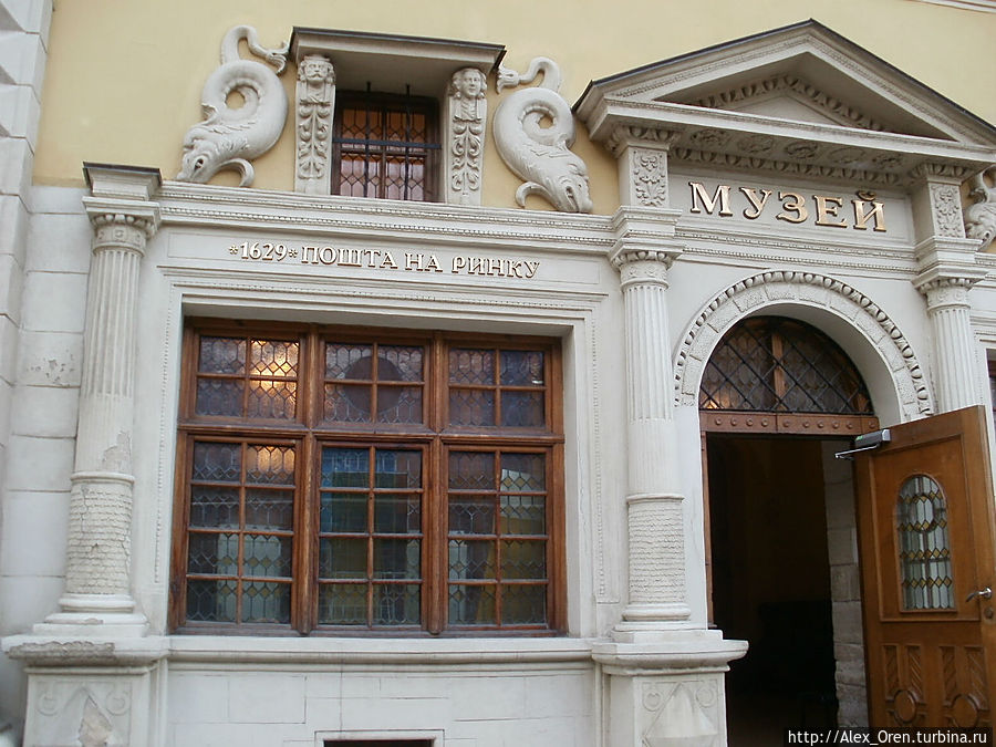 Здесь в 1629 открылась первая в городе регулярная почта. Организовал её Роберт Бандинелли из Тосканы, внук флорентийского скульптора Баччо Бандинелли. Львов, Украина
