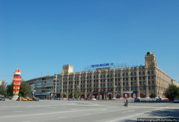 Вид здания с площади Павш