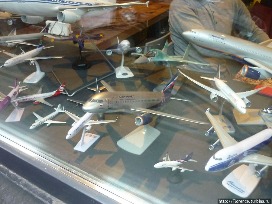 Модели самолетов на окне Москва, Россия