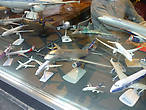 Модели самолетов на окне