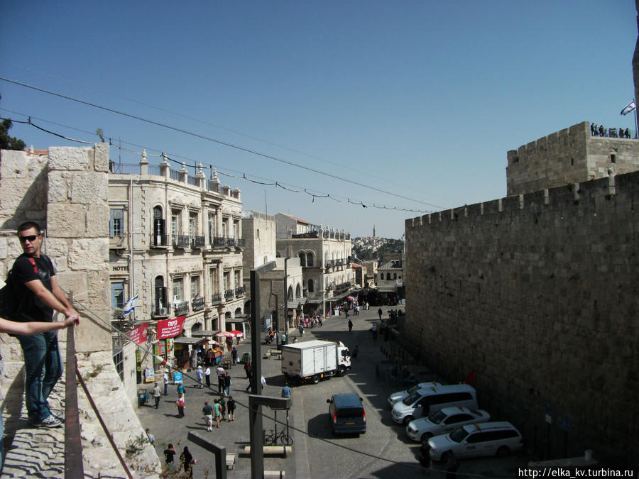 Внутри стен дорога переходит в оживленную улицу Давида, которая через рынок ведет к Храмовой горе. Иерусалим, Израиль