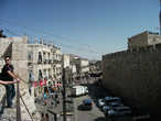 Внутри стен дорога переходит в оживленную улицу Давида, которая через рынок ведет к Храмовой горе.