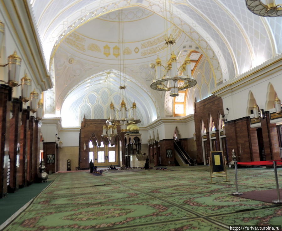 Интерьер мечети Omar Ali Saifuddien mosque Бандар-Сери-Бегаван, Бруней