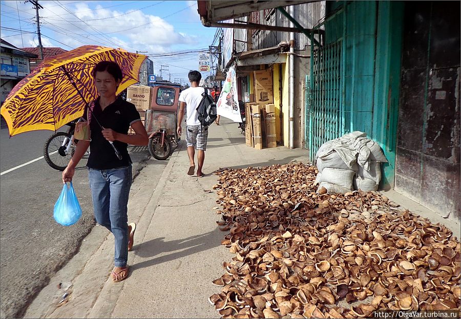 *На центральной улице Губата