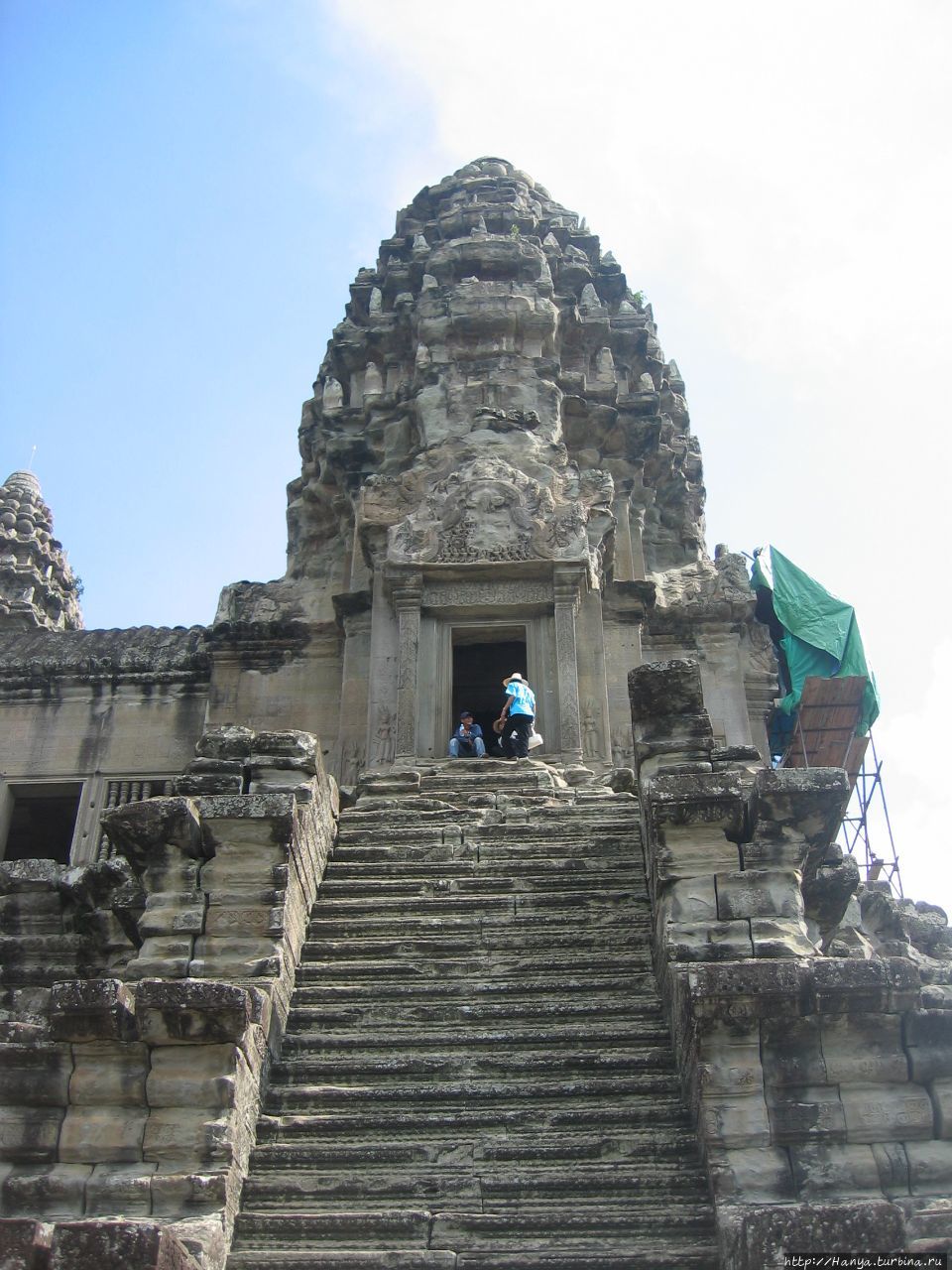 Крутая лестница на третий уровень Ангкор Вата