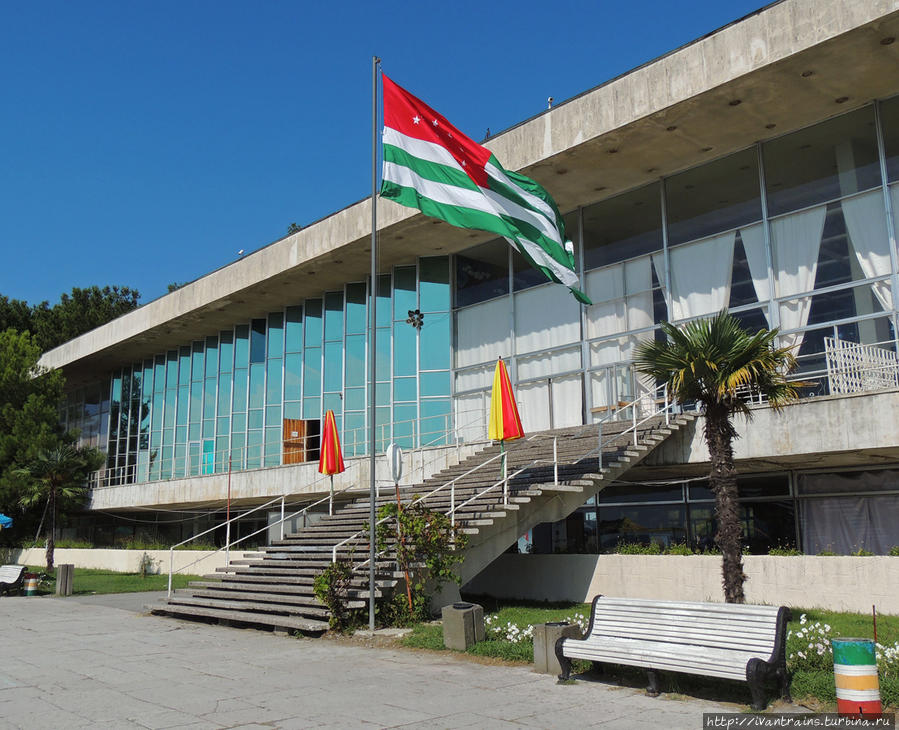 Большой абхазский флаг на пицундской набережной около концертного зала. Пицунда, Абхазия