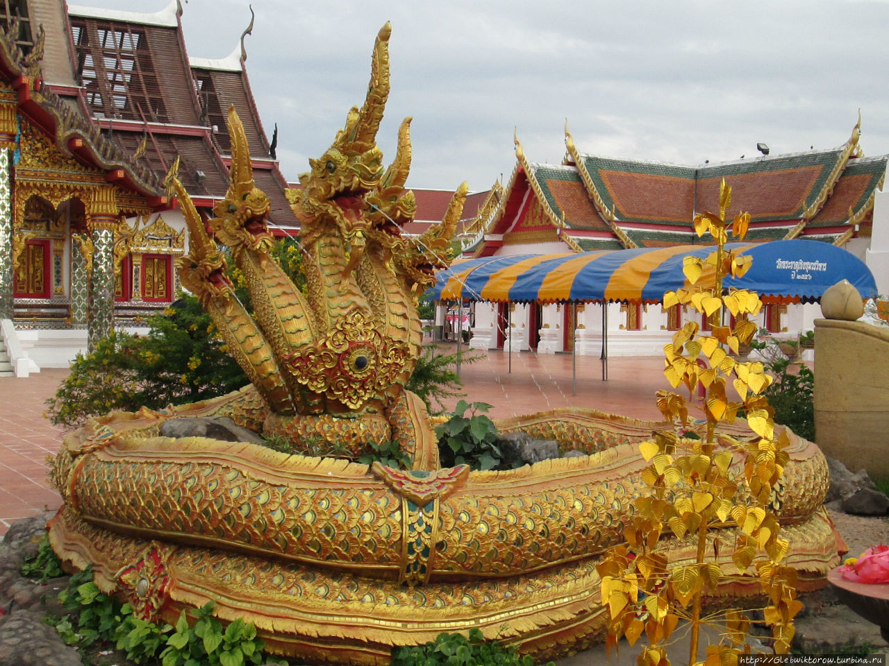 Монастырь и ступа с монеты в 10 тайских копеек Сакон-Накхон, Таиланд