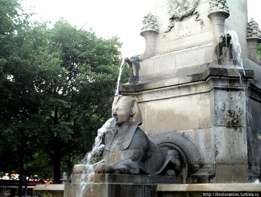 Фонтан в честь побед Наполеона Бонапарта на площади Шатле. Париж, Франция