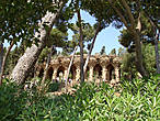 Парк Гуэля (Park Guell) — знаменитый парк, созданный Антонио Гауди в начале 20 века в верхней части Барселоны. Парк весь дышит концепцией великого архитектора, который никогда не признавал прямые линии и монотонные цвета. Он стремился разнообразить свою архитектуру, придать ей красок и изгибов, чтобы она казалась естественной, гармоничной, как будто придуманной самой природой.
У входа в парк стоят два пряничных домика необычной формы, украшенный яркой керамикой.