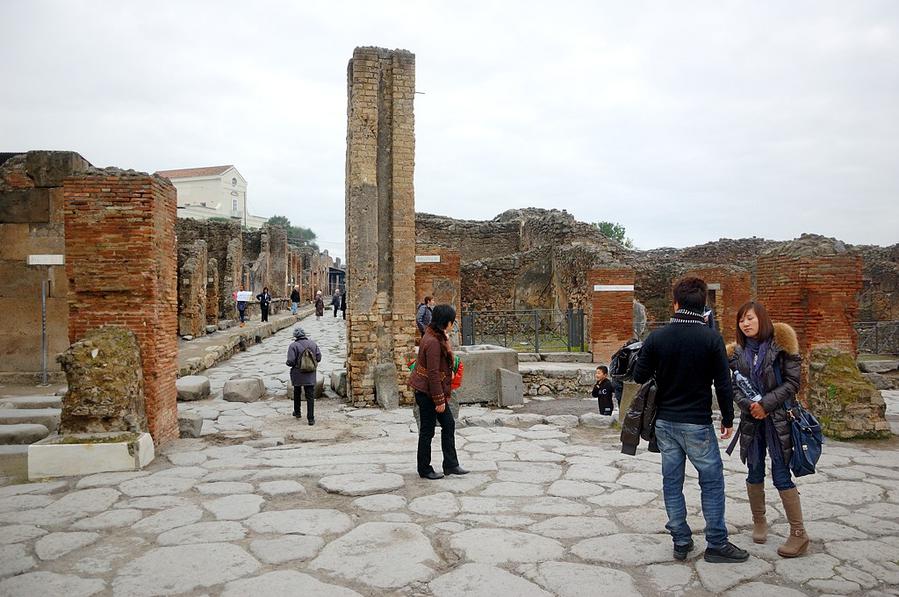 На руинах Помпеи, Италия