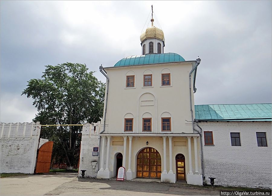 Врата на территорию Далматовского мужского монастыря