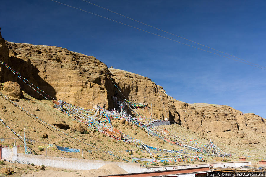 Пещера Гаруды рядом с монастырём, обиталище Великого медицинского ламы Западного Тибета Тенцина Вандры Тибет, Китай