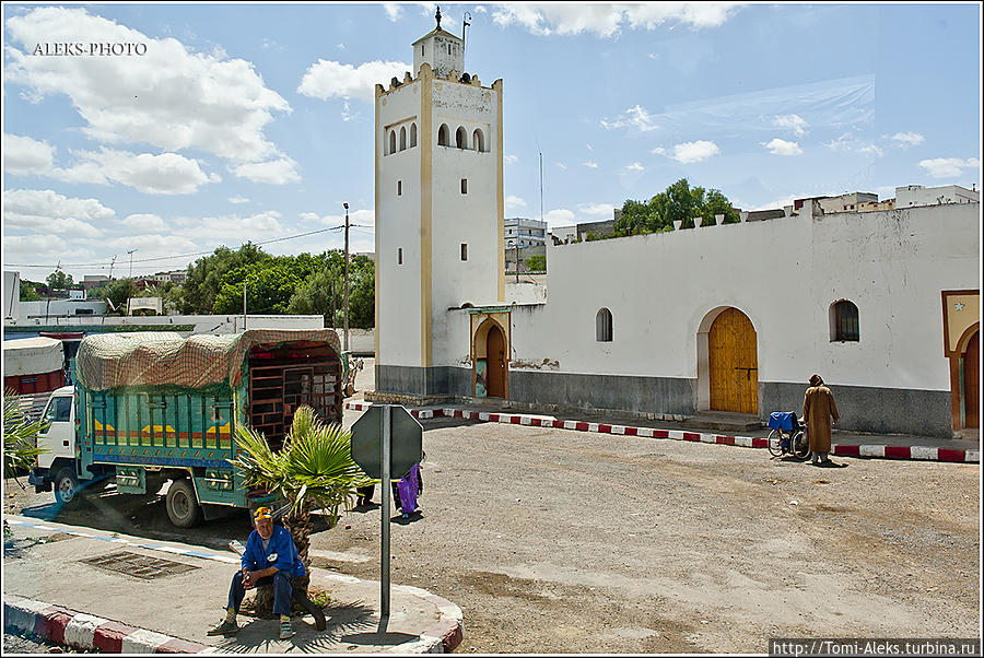 Иногда попадаются мечети с минаретами...
* Сафи, Марокко